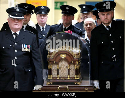 Les agents de la prison de transporter les reliques de Sainte Thérèse de Lisieux par Prison Barlinnie de la chapelle . Les reliques sont de faire une tournée de trois semaines d'Ecosse de diocèses catholiques, l'archevêque Philip Tartaglia célébrera une messe pour les détenus et le personnel de la prison . PA Photo. Photo date : lundi 16 septembre, 2019. Histoire voir l'activité de l'Ecosse des reliques. Crédit photo doit se lire : Andrew Milligan/PA Wire Banque D'Images