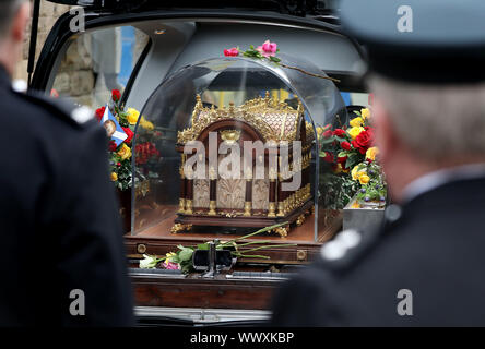 Les agents de la prison de transporter les reliques de Sainte Thérèse de Lisieux par Prison Barlinnie de la chapelle . Les reliques sont de faire une tournée de trois semaines d'Ecosse de diocèses catholiques, l'archevêque Philip Tartaglia célébrera une messe pour les détenus et le personnel de la prison . PA Photo. Photo date : lundi 16 septembre, 2019. Histoire voir l'activité de l'Ecosse des reliques. Crédit photo doit se lire : Andrew Milligan/PA Wire Banque D'Images