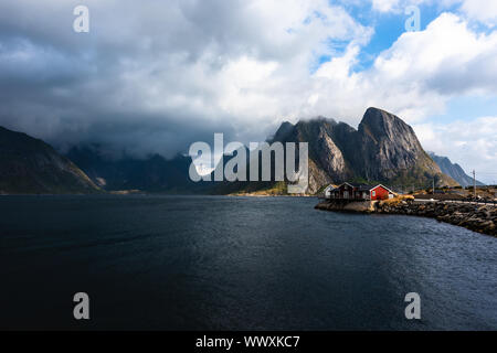 Reine de la pêche norvégienne,village à les îles Lofoten en Norvège. Banque D'Images