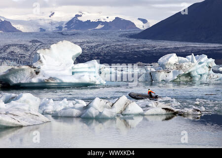 Lagon glacier Joekulsarlon avec bateau en caoutchouc, Vatnajoekull National Park, Iceland, Europe Banque D'Images