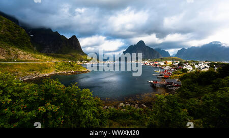 Reine de la pêche norvégienne,village à les îles Lofoten en Norvège. Banque D'Images