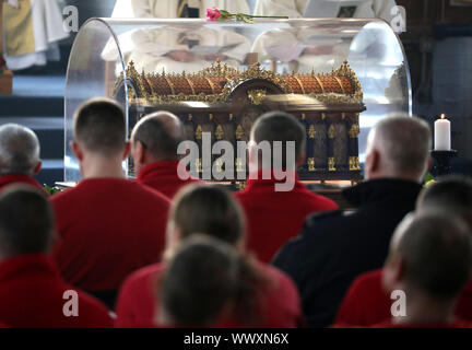 Regardez sur les détenus au cours de la messe avec l'archevêque Philip Tartaglia dans la chapelle de la Prison Barlinnie aux côtés des reliques de Sainte Thérèse de Lisieux, qui font une tournée de trois semaines d'Ecosse de diocèses catholiques. L'archevêque Philip Tartaglia célébrera une messe pour les détenus et le personnel. PA Photo. Photo date : lundi 16 septembre, 2019. Histoire voir l'activité de l'Ecosse des reliques. Crédit photo doit se lire : Andrew Milligan/PA Wire Banque D'Images