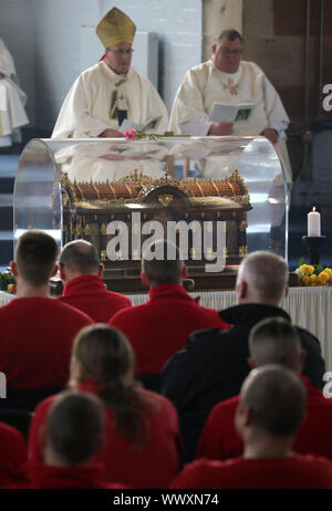 Regardez sur les détenus au cours de la messe avec l'archevêque Philip Tartaglia dans la chapelle de la Prison Barlinnie aux côtés des reliques de Sainte Thérèse de Lisieux, qui font une tournée de trois semaines d'Ecosse de diocèses catholiques. L'archevêque Philip Tartaglia célébrera une messe pour les détenus et le personnel. PA Photo. Photo date : lundi 16 septembre, 2019. Histoire voir l'activité de l'Ecosse des reliques. Crédit photo doit se lire : Andrew Milligan/PA Wire Banque D'Images