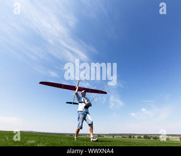 L'homme se lance dans le ciel planeur RC Banque D'Images