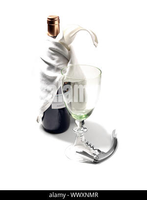 Bouteille de vin rouge et le verre avec corckscdrew sur fond blanc Banque D'Images