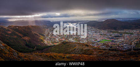 Vue panoramique de la ville de Bergen comme vu du haut du mont Ulriken Banque D'Images