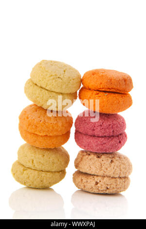 Macarons colorés empilés au fil isolé sur fond blanc Banque D'Images