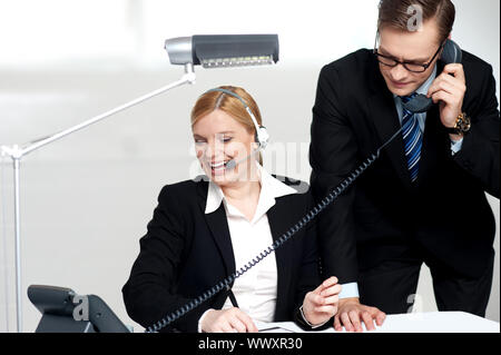 Male executive assistant à la clientèle appel tout femme secrétaire jouit de la conversation Banque D'Images