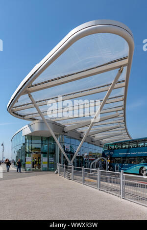 La principale gare routière de Portsmouth a appelé le disque de correspondance. Nommé d'après sa parcelle de terre, appelé le disque. Banque D'Images