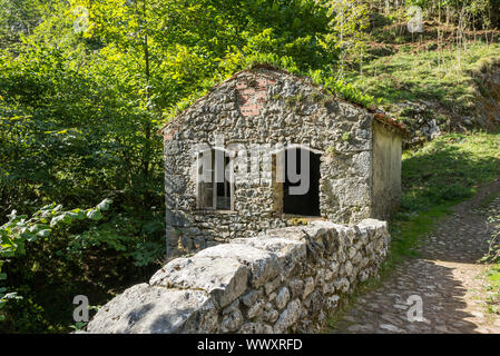 Bridge House, ou ancien moulin dans la vallée du Rio Duje dans les Picos de Europa Banque D'Images