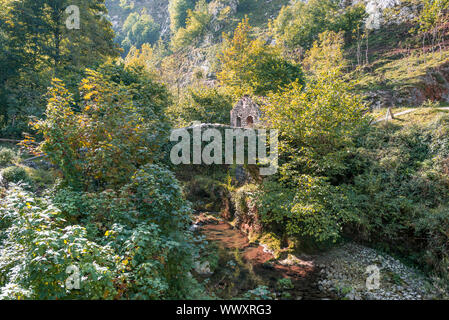 Bridge House, ou ancien moulin dans la vallée du Rio Duje dans les Picos de Europa Banque D'Images