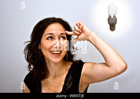 Femme ayant une brillante pensée écologique Banque D'Images