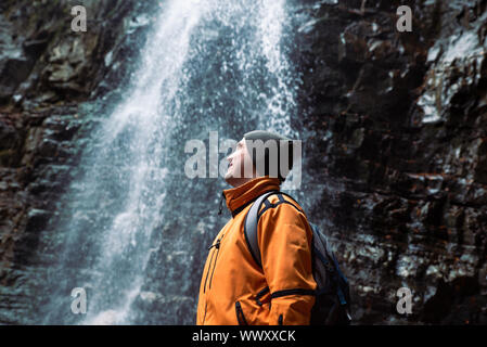 L'homme à la cascade au concept de randonnée en forêt dip Banque D'Images