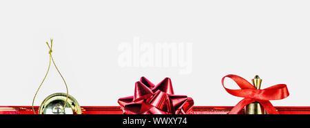 Les oeufs de Pâques. Des rubans multicolores de Pâques sur une table en bois, vue du dessus Banque D'Images