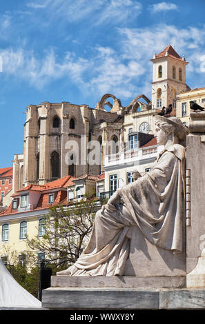 La figure allégorique femelle couvent Carmo avec à l'arrière-plan. La place Rossio. Lisbonne, Portugal Banque D'Images