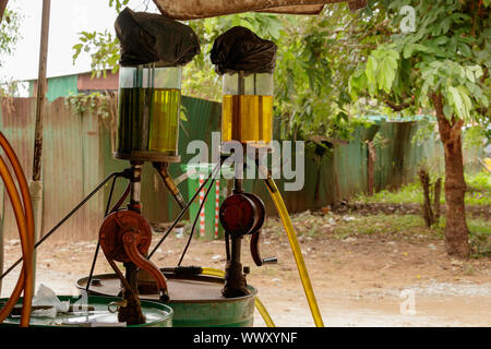 Manivelle de la pompe à carburant sur le côté de la route en Asie Cambodge Banque D'Images