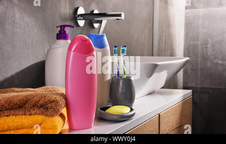 Les bouteilles en plastique de soins du corps et produits de beauté dans la salle de bains. Banque D'Images