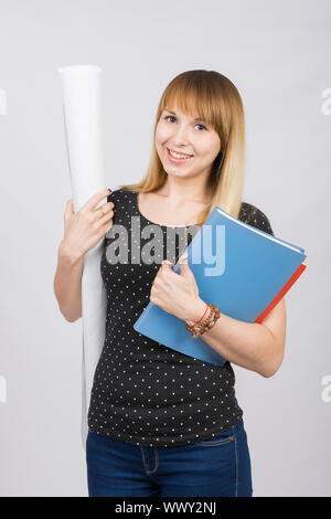 La joyeuse fille avec un rouleau de dessins et d'un dossier dans les mains Banque D'Images