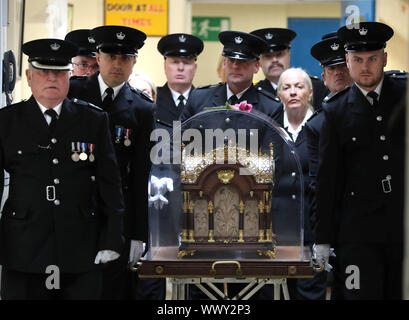 Les agents de la prison de transporter les reliques de Sainte Thérèse de Lisieux par Prison Barlinnie de la chapelle . Les reliques sont de faire une tournée de trois semaines d'Ecosse de diocèses catholiques, l'archevêque Philip Tartaglia célébrera une messe pour les détenus et le personnel de la prison . PA Photo. Photo date : lundi 16 septembre, 2019. Histoire voir l'activité de l'Ecosse des reliques. Crédit photo doit se lire : Andrew Milligan/PA Wire Banque D'Images