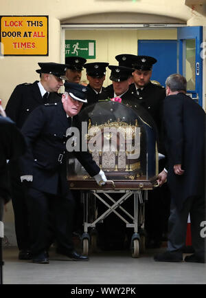 Les agents de la prison de transporter les reliques de Sainte Thérèse de Lisieux par Prison Barlinnie de la chapelle . Les reliques sont de faire une tournée de trois semaines d'Ecosse de diocèses catholiques, l'archevêque Philip Tartaglia célébrera une messe pour les détenus et le personnel de la prison . PA Photo. Photo date : lundi 16 septembre, 2019. Histoire voir l'activité de l'Ecosse des reliques. Crédit photo doit se lire : Andrew Milligan/PA Wire Banque D'Images