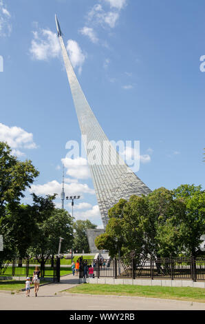 Moscou, Russie - le 10 août 2015 : entrée de la station de métro VDNKH - l'allée des astronautes et le monument des conquérants, Banque D'Images