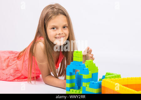 Fille de 7 ans construit une maison du bloc, designer Banque D'Images