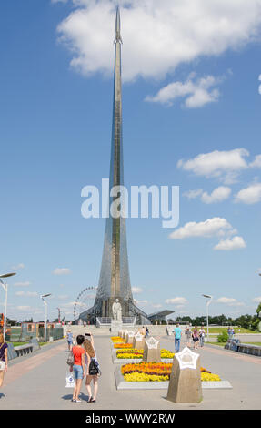 Moscou, Russie - le 10 août 2015 : l'Allée des cosmonautes et le monument des conquérants de l'Spacequot « ; à Moscou Banque D'Images