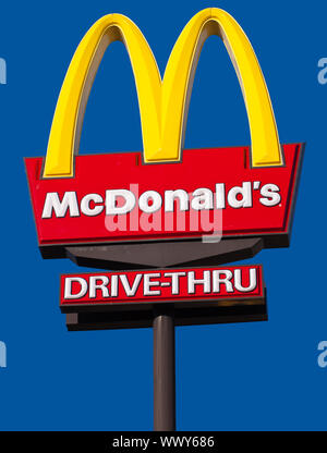 CAIRNS, AUSTRALIE - 2 décembre : le logo de McDonald's et de drive-thru against a blue sky background le 3 décembre 2010 à Cairns, en Australie. Banque D'Images