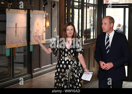 Le duc de Cambridge, dans son rôle de président de l'Académie britannique du film et de la télévision Arts (BAFTA), à BAFTA Piccadilly, Londres, chef de la BAFTA avec Amanda Berry comme il considère la derrière les écrans de l'exposition. Banque D'Images