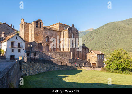 Village dans la vallée de Hecho Siresa, Pyrénées, Huesca, Espagne Banque D'Images