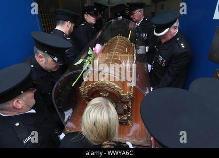 Les agents de la prison de transporter les reliques de Sainte Thérèse de Lisieux par Prison Barlinnie de la chapelle . Les reliques sont de faire une tournée de trois semaines d'Ecosse de diocèses catholiques, l'archevêque Philip Tartaglia célébrera une messe pour les détenus et le personnel de la prison . PA Photo. Photo date : lundi 16 septembre, 2019. Histoire voir l'activité de l'Ecosse des reliques. Crédit photo doit se lire : Andrew Milligan/PA Wire Banque D'Images