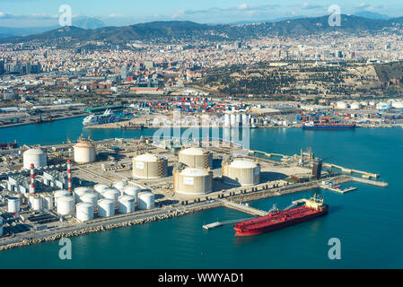 Les réservoirs de stockage de combustible cylindriques au port de Barcelone, Zona Franca - PortThe Zona Franca Port est locat Banque D'Images