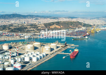 Les réservoirs de stockage de combustible cylindriques au port de Barcelone, Zona Franca - Port Banque D'Images