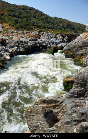 Pulo do Lobo ou Wolf's Leap et cascade cascade sur la rivière Guadiana, Alentejo, Portugal Banque D'Images