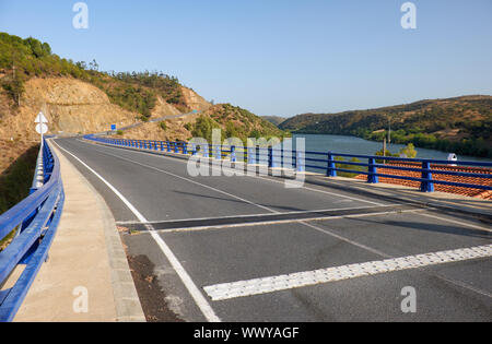 La partie inférieure du Pont international de Guadiana à la frontière entre le Portugal et l'Espagne Banque D'Images