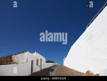 Une rue avec des maisons blanches de la petite ville de Mertola. Portugal Banque D'Images