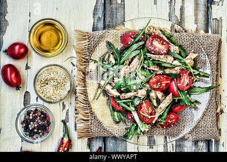Salade végétarienne. Salade de poivrons rouges, roquette et légumes frais. L'alimentation saine. Une salade fraîche o Banque D'Images