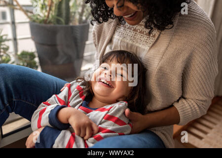 Smiling mother et adorable fille jouer ensemble à la maison Banque D'Images
