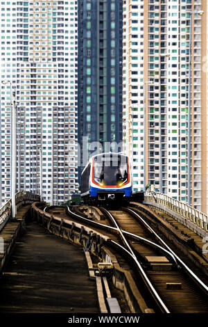 BTS Sky Train à Bangkok avec des capacités Banque D'Images