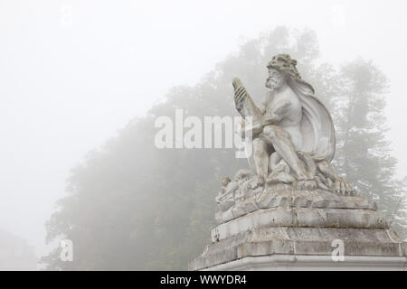 Sculpture dans le jardin du palais d'Augustusburg brouillard, Bruehl, Nordrhein-Westfalen, Germany, Europe Banque D'Images