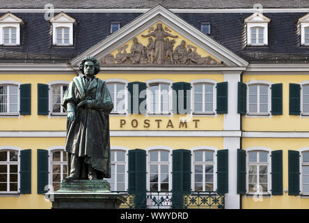 Monument Beethoven à l'avant du General Post Office, Bonn, Berlin, Germany, Europe Banque D'Images