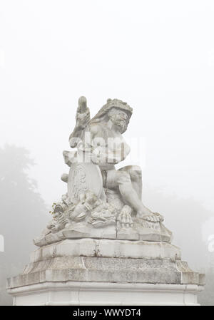 Sculpture dans le jardin du palais d'Augustusburg brouillard, Bruehl, Nordrhein-Westfalen, Germany, Europe Banque D'Images