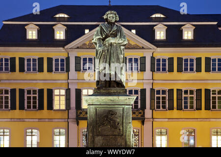 Monument Beethoven à l'avant du General Post Office, Bonn, Berlin, Germany, Europe Banque D'Images