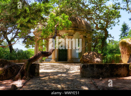 Temple des colonnes dans le parc de Pena. Sintra. Portugal Banque D'Images