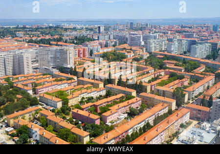 La vue plongeante de l'établissement de quartiers de Lisbonne. Portugal Banque D'Images