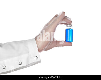 Un médecin est titulaire d'un flacon rempli de liquide bleu avec ses gants en latex. Isolé sur blanc. Banque D'Images