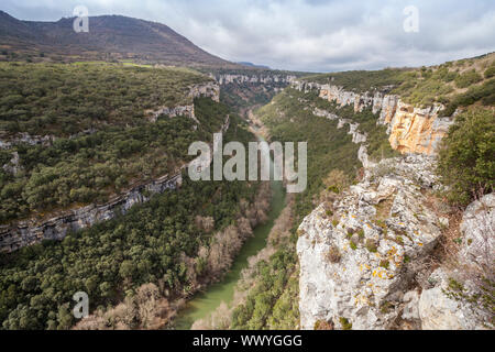 Point de vue de l'Èbre, Canyon près de Pesquera de Ebro, village région Paramos, Burgos, Espagne Banque D'Images