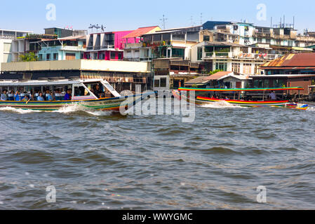 Navires et bateaux sur la Chao Phraya, un grand fleuve en Thaïlande Banque D'Images