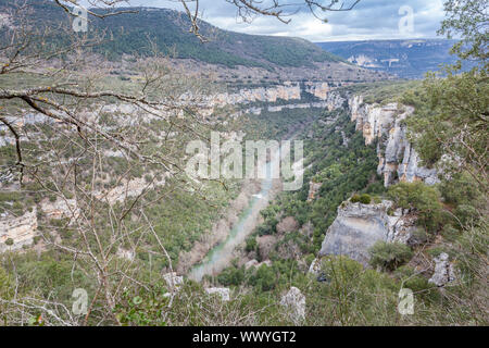 Point de vue de l'Èbre, Canyon près de Pesquera de Ebro, village région Paramos, Burgos, Espagne Banque D'Images