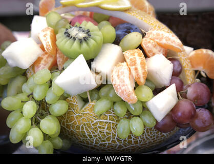 Une variété de fruits dans le panier de citrouilles. Banque D'Images